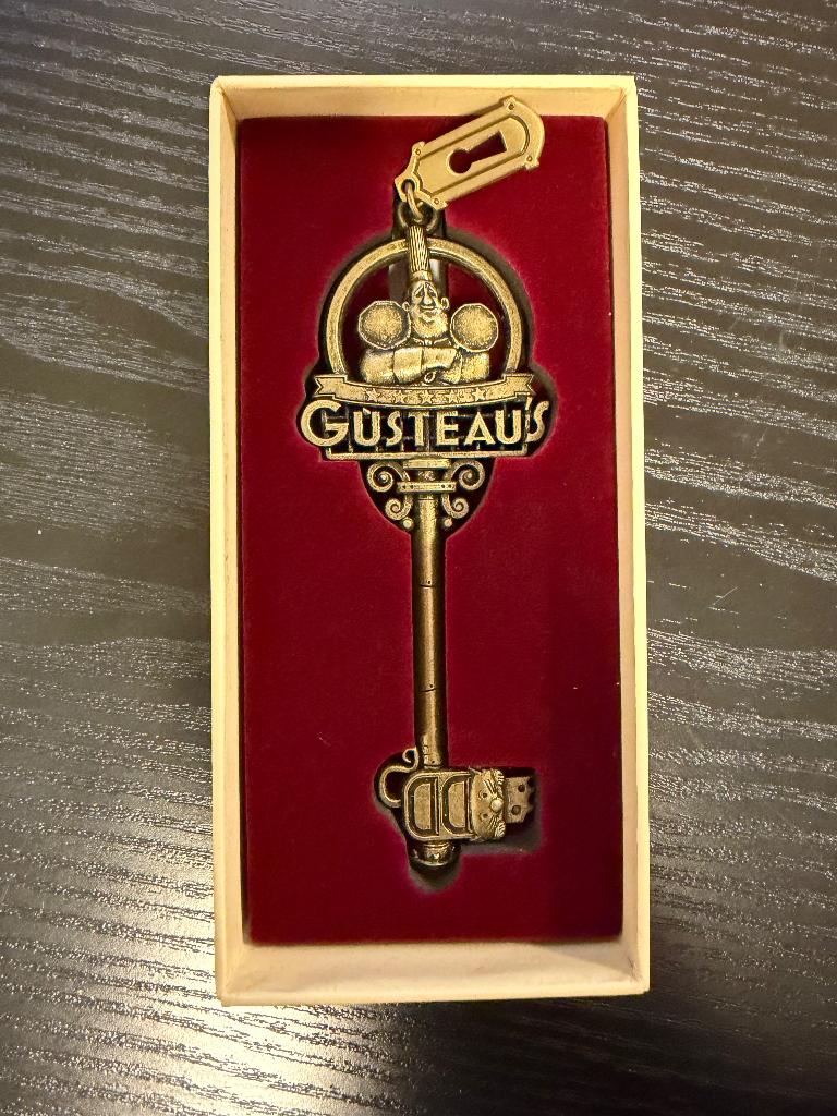 Disney attraction key (Sleutel) - Ratatouille - LE, Verzamelen, Ophalen of Verzenden, Overige figuren, Nieuw, Beeldje of Figuurtje