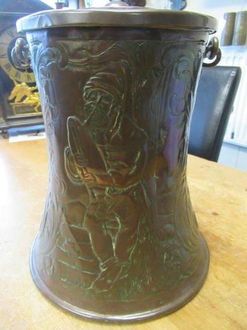 Oer 11303 antieke koperen schenkkan met gravures beschikbaar voor biedingen