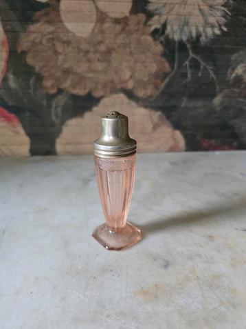 Antiek roze glazen strooier  beschikbaar voor biedingen