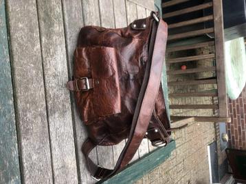 Leren damestas met schouderriem beschikbaar voor biedingen