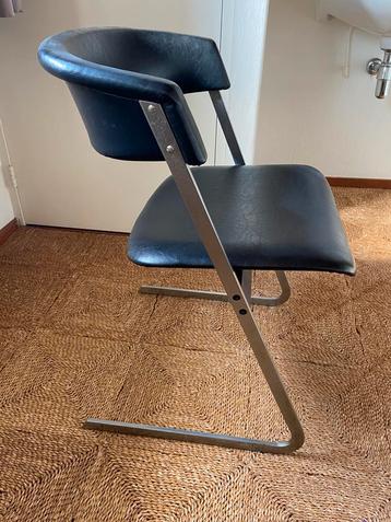 Mooie stoel van metaal en leer beschikbaar voor biedingen