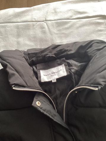 Lange zwarte winterjas met capuchon beschikbaar voor biedingen