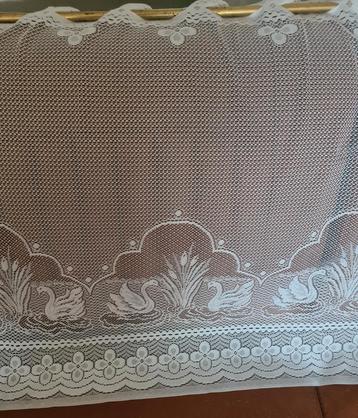 Vitrageval, wit met zwanen decor. 5.10 mtr. Nieuwstaat! beschikbaar voor biedingen