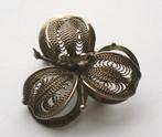 Vintage bloemvormige Broche met zilverkleurig filigraan, Overige materialen, Minder dan 4 cm, Ophalen of Verzenden, Zo goed als nieuw