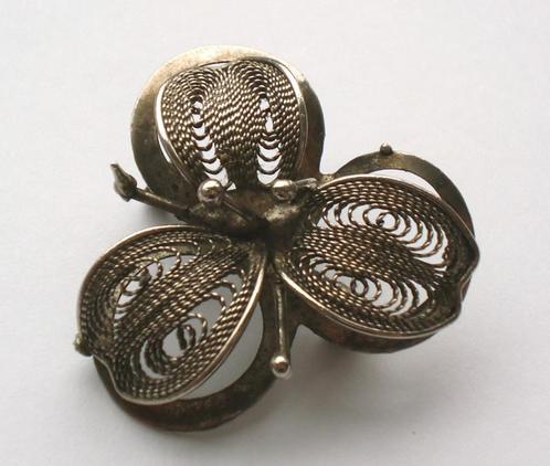 Vintage bloemvormige Broche met zilverkleurig filigraan, Sieraden, Tassen en Uiterlijk, Broches, Zo goed als nieuw, Overige materialen