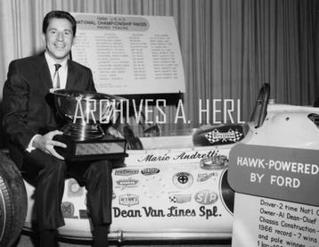 Hawk racecar and silver bowl racing auto Mario Andretti  beschikbaar voor biedingen