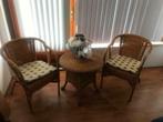 2 Rieten Stoelen en  bijpassende tafel rond, Huis en Inrichting, Twee, Bruin, Riet rotan, Zo goed als nieuw