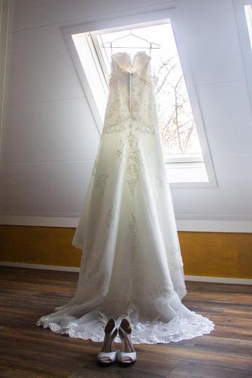Handgemaakte trouwjurk beschikbaar voor biedingen