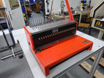 Ponsapparaat voor plastic ruggen type Ibeco beschikbaar voor biedingen