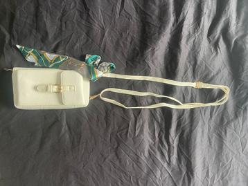 Telefoon/portomonee tas beschikbaar voor biedingen