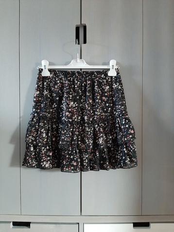 Mooi Black flower rok Europe Kids maat 158/164.

 beschikbaar voor biedingen