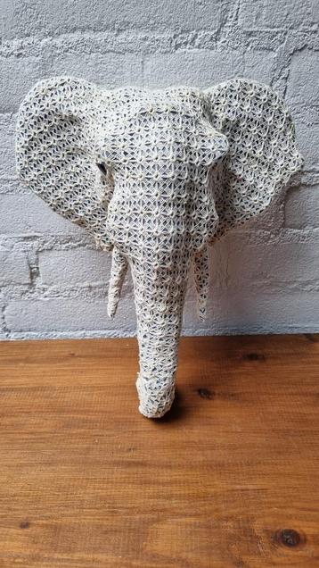 Olifantenkop beschikbaar voor biedingen