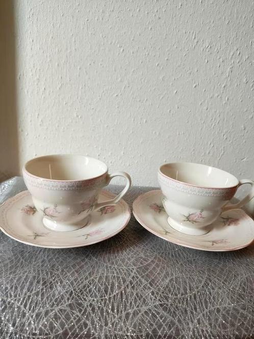Twee prachtige kop en schotels met roosjes, van 'Cambridge', Antiek en Kunst, Antiek | Servies los, Ophalen of Verzenden