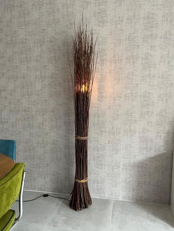 Takkenlamp op metalen standaard beschikbaar voor biedingen