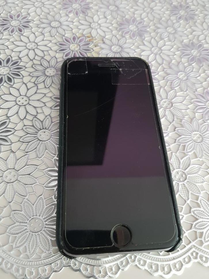 Apple Iphone 6 zilver (klein defect), Telecommunicatie, Mobiele telefoons | Apple iPhone, Gebruikt, Zonder abonnement, Zonder simlock