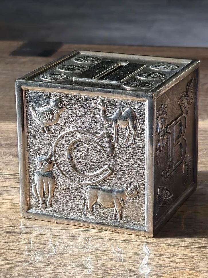 Vintage Zilveren spaarpot in de vorm van een babyblok. ABCD , Verzamelen, Spaarpotten, Zo goed als nieuw, Dier, Ophalen of Verzenden