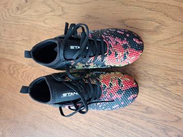 Voetbalschoenen maat 28 beschikbaar voor biedingen