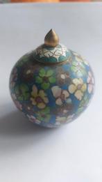 Chinees emaille potje met bloemetjes in blauw, roze en groen, Antiek en Kunst, Antiek | Keramiek en Aardewerk, Ophalen of Verzenden