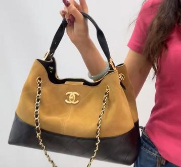 Chanel Suede shoppingbag beschikbaar voor biedingen