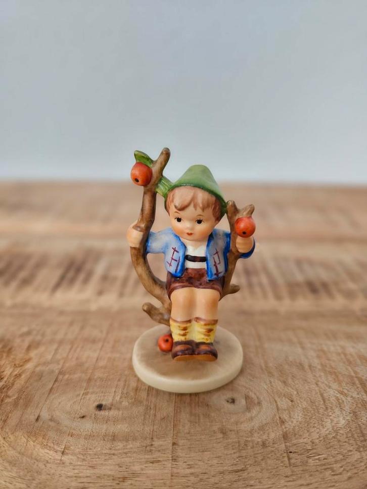 Goebel Hummel 1423/0 - Jongen in Appelboom - Nieuwstaat!, Antiek en Kunst, Antiek | Keramiek en Aardewerk, Ophalen of Verzenden