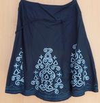 Zwierige donkerblauwe rok met lichtblauw/wit motief maat 38, Kleding | Dames, Rokken, Maat 38/40 (M), Blauw, Ophalen of Verzenden