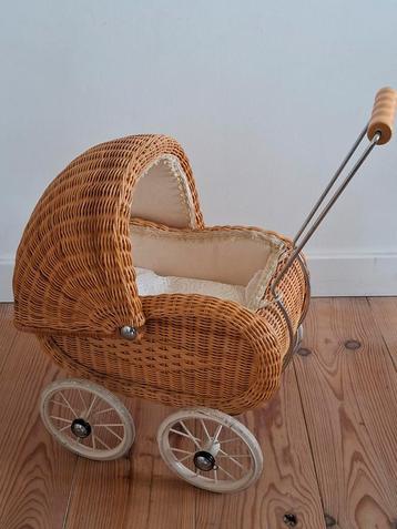 Vintage rieten rotan poppenwagen  beschikbaar voor biedingen