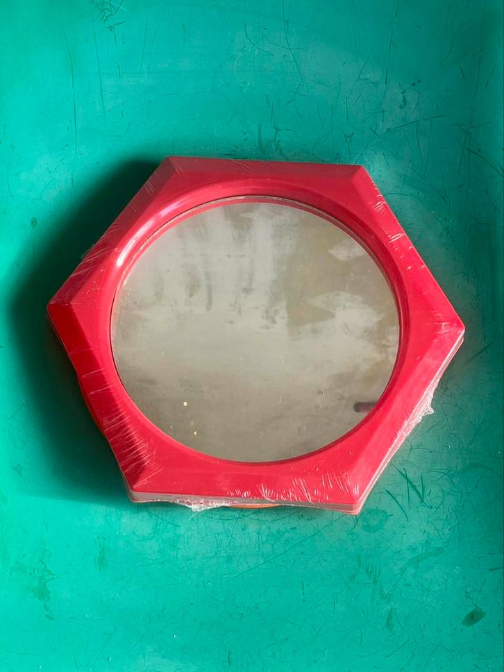 Retro new oldstock spiegel hexagon kunststof rood, Huis en Inrichting, Woonaccessoires | Spiegels, Zo goed als nieuw, Minder dan 50 cm