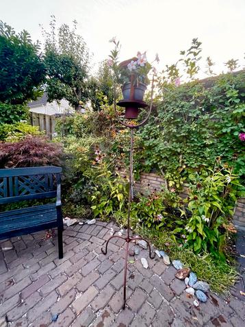 Metalen plantenbak / wi dlicht op staander ca. 180cm hoog beschikbaar voor biedingen