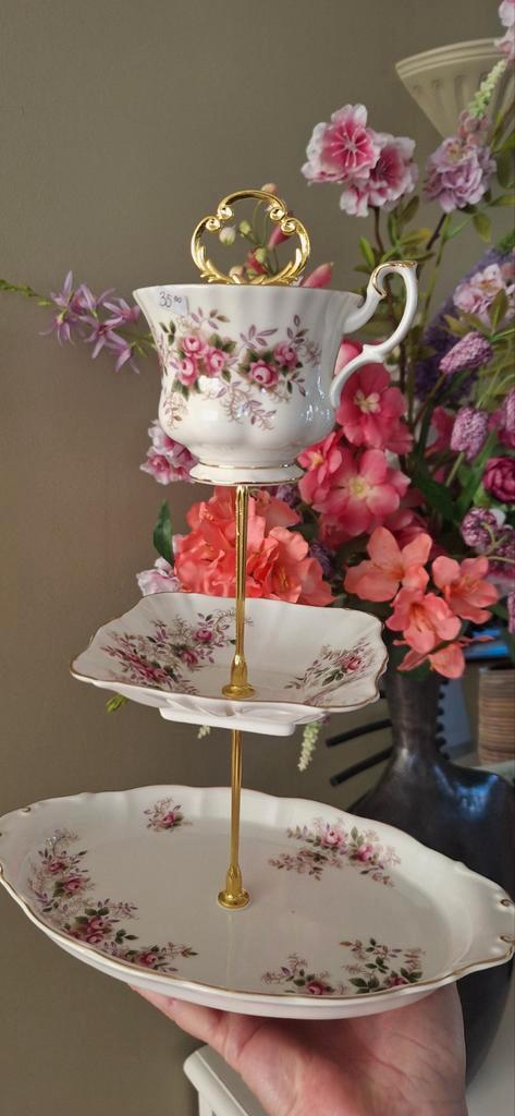 Royal Albert Lavender Rose etagere handmade €39,50, Huis en Inrichting, Woonaccessoires | Etagères, Zo goed als nieuw, Ophalen of Verzenden