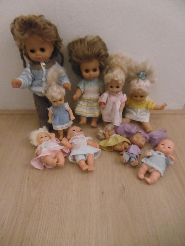 12 poppen in allerlei maten, met poppenkleertjes, Kinderen en Baby's, Speelgoed | Poppen, Gebruikt, Babypop, Ophalen of Verzenden