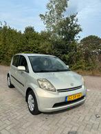 Daihatsu Sirion 1.3 2006 Beige (NIEUWE APK), Auto's, Daihatsu, Voorwielaandrijving, Stof, 4 cilinders, Beige