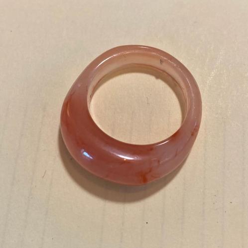 Vintage roze gegoten kunststof ring 20mm modern sieraad boho, Sieraden, Tassen en Uiterlijk, Ringen, Zo goed als nieuw, Dame, 19 tot 20