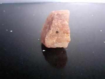 Mooie roze steen. beschikbaar voor biedingen