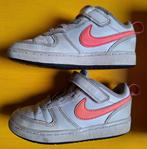 Witte sneakers Nike met roze merkteken maat 26, Schoenen, Meisje, Gebruikt, Ophalen of Verzenden