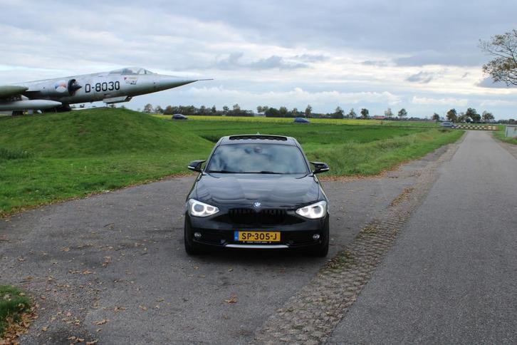 BMW 1-Serie 116I 100KW 5DR 2013 Zwart, Auto's, BMW, Particulier, Benzine, B, Hatchback, Handgeschakeld, Geïmporteerd, Zwart, Achterwielaandrijving