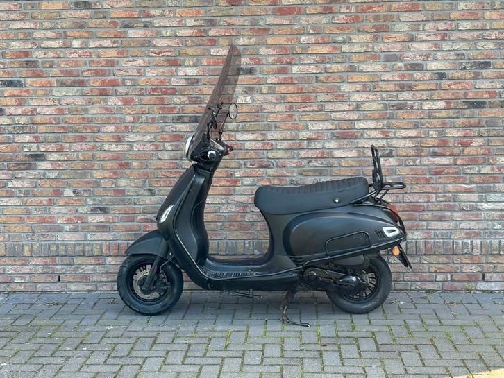 Nette scooter agm vx50, Fietsen en Brommers, Snorfietsen en Snorscooters, Zo goed als nieuw, Overige merken, Benzine, Ophalen of Verzenden