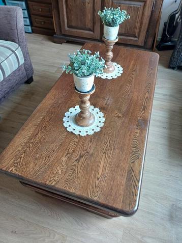 Robuuste salontafel in koloniale stijl beschikbaar voor biedingen