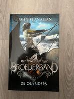 Broederband boek 1 De Outsiders, John Flanagan NIEUW, Ophalen, Nieuw, John Flanagan