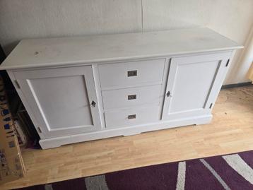 Wit dressoir  beschikbaar voor biedingen