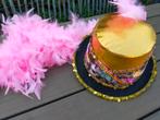 Gouden Hoge Hoed met Roze Boa - Carnaval, Ophalen of Verzenden, Nieuw, Carnaval, Accessoires