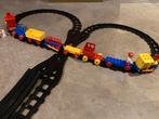 Duplo treinbaan met 2x locomotief, 6x wagon, brug, machinist, Ophalen of Verzenden, Zo goed als nieuw