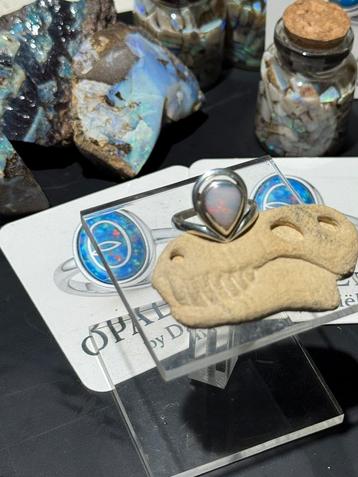 Zilveren ring met Australische opaal beschikbaar voor biedingen