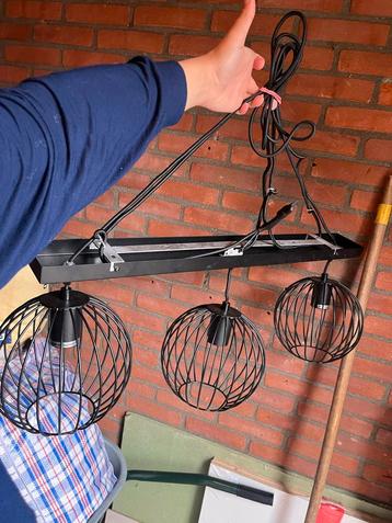 Metalen Eettafellamp met Drie Bolletjes beschikbaar voor biedingen