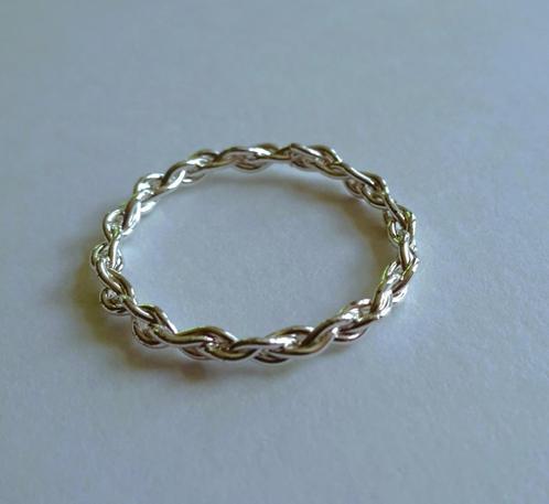 Zilverkleurige ring vaste vorm kettinkjes band, Sieraden, Tassen en Uiterlijk, Ringen, Zo goed als nieuw, Dame, 17 tot 18, Zilver