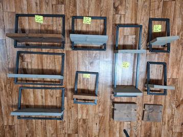 Industriële wandplanken van metaal en hout beschikbaar voor biedingen