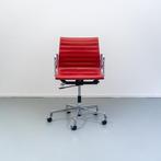 1x Vitra Eames EA 117 Bureaustoel Rood Leer - Gepolijst, Niet ingevuld, Niet ingevuld, Ophalen of Verzenden, Zo goed als nieuw