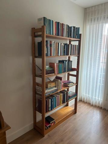 Boekenkast hout beschikbaar voor biedingen