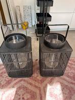 2 Zwarte Windlichten, Huis en Inrichting, Woonaccessoires | Kandelaars en Kaarsen, Ophalen, Gebruikt, 25 tot 50 cm, Zwart