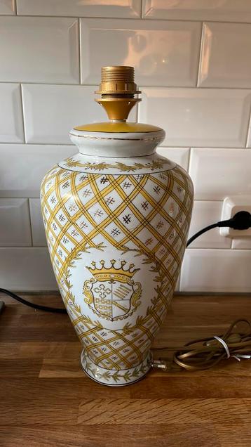 Wong Lee 1895 porseleinen tafellamp beschikbaar voor biedingen