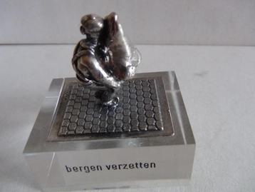 Miniatuur zilver S17c man + berg zilveren miniaturen gezegde beschikbaar voor biedingen